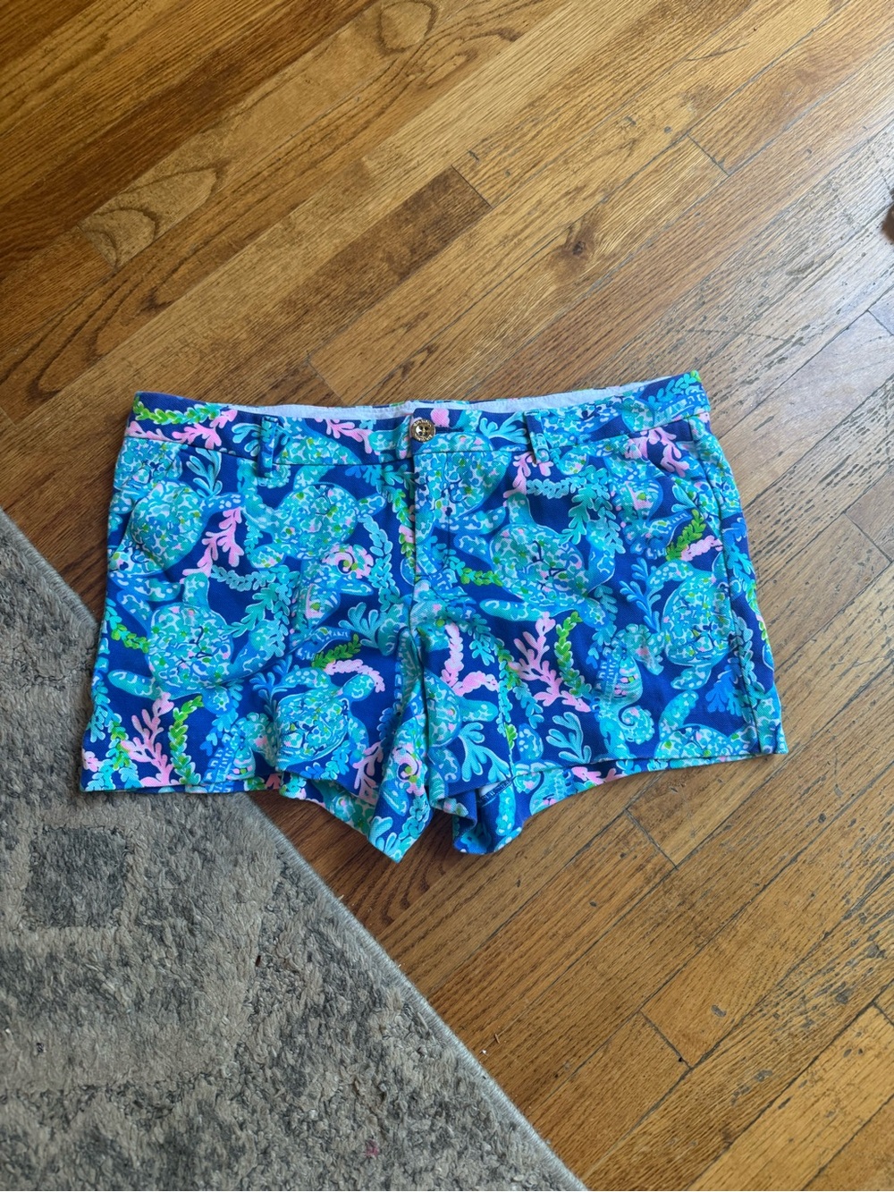 Lilly Pulitzer Callahan shorts featuring a blue "Turtle Villa" print sz: 16